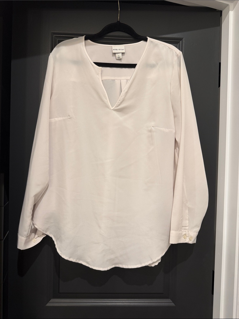 Ava & Viv Ivory Split V-Neck Long-Sleeve Blouse